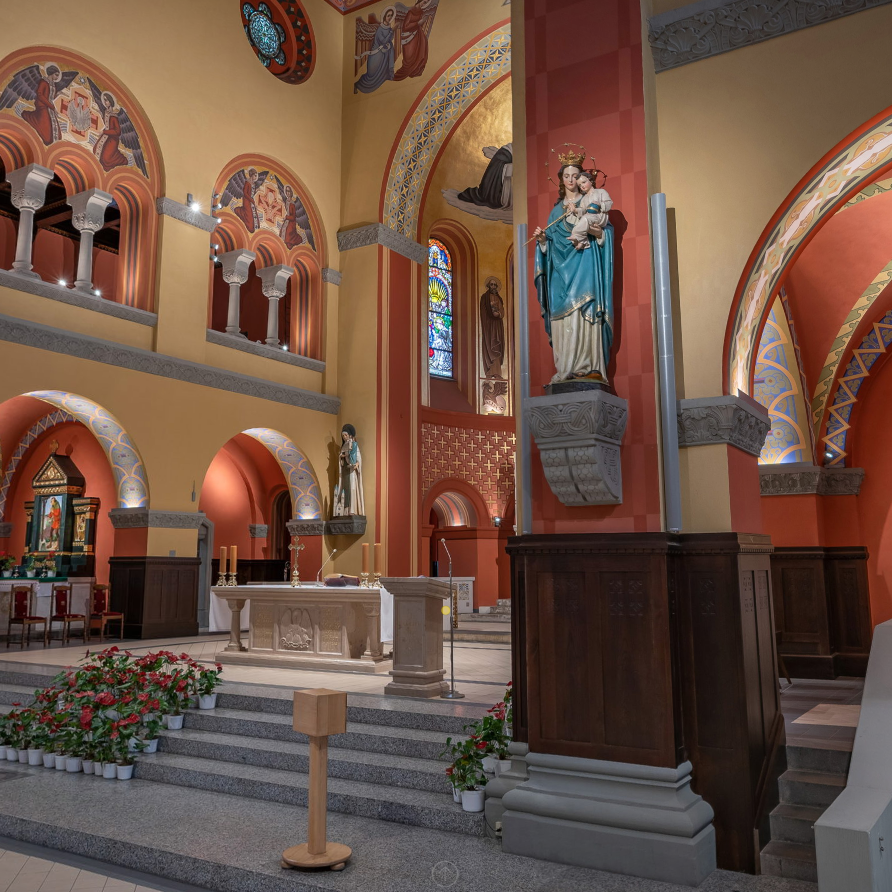 wnętrze kościoła górnego, widok na malowidła