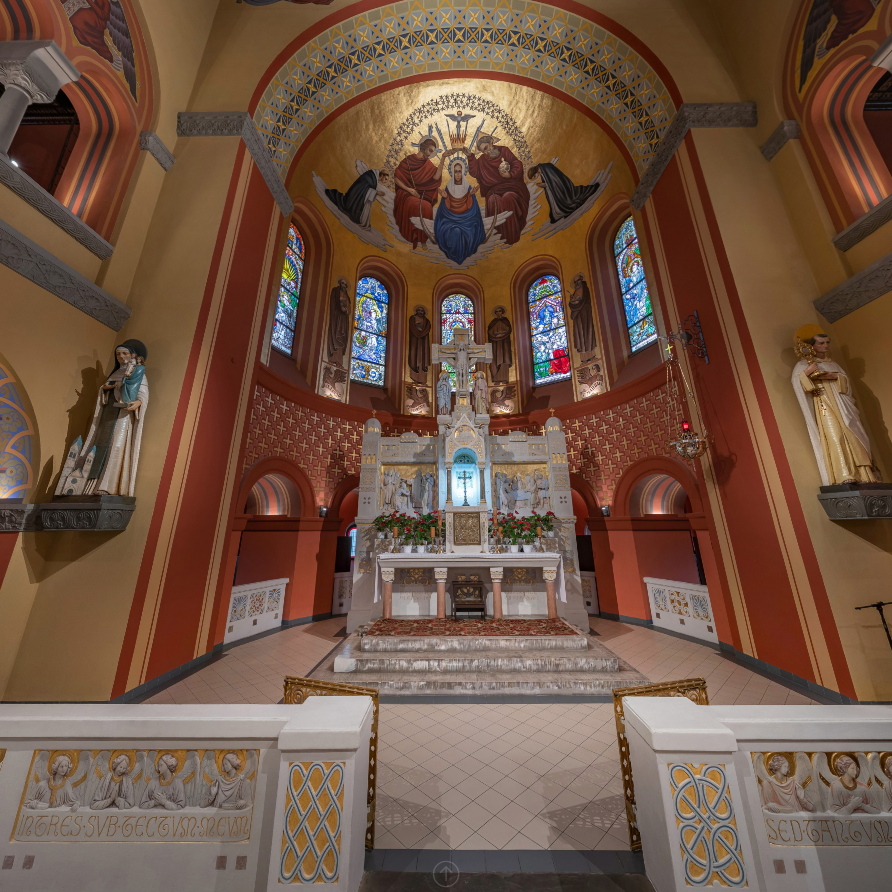 wnętrze kościoła górnego z widokiem na złocenia i zdobienia