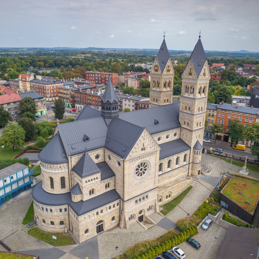 widok kościoła z lotu ptaka, strona południowa