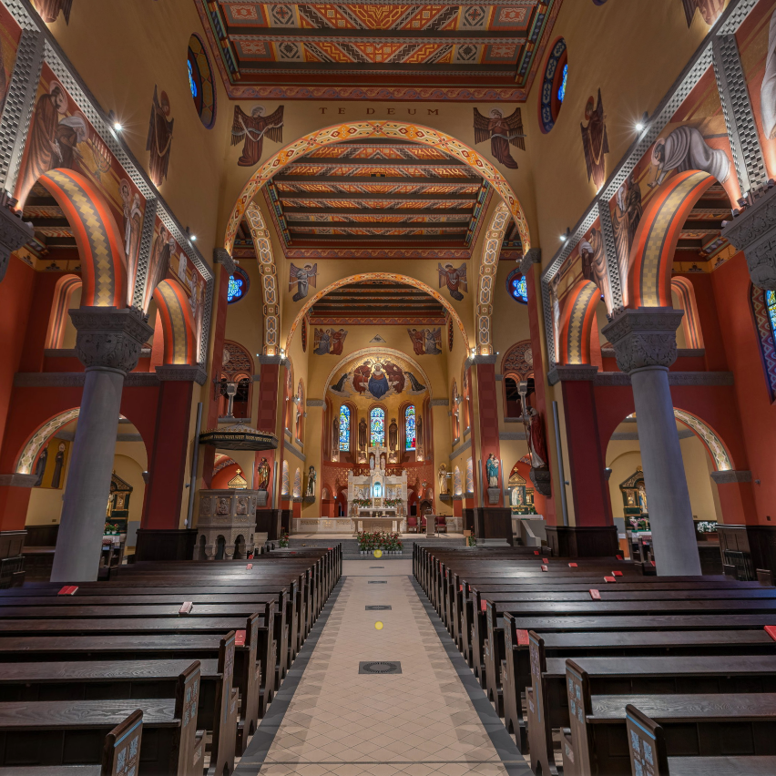 wnętrze kościoła górnego, widok na ławki