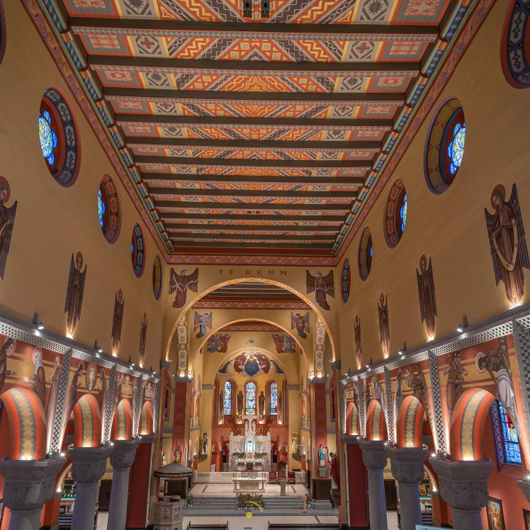 widok na zdobienia ścian i stropu kościoła górnego