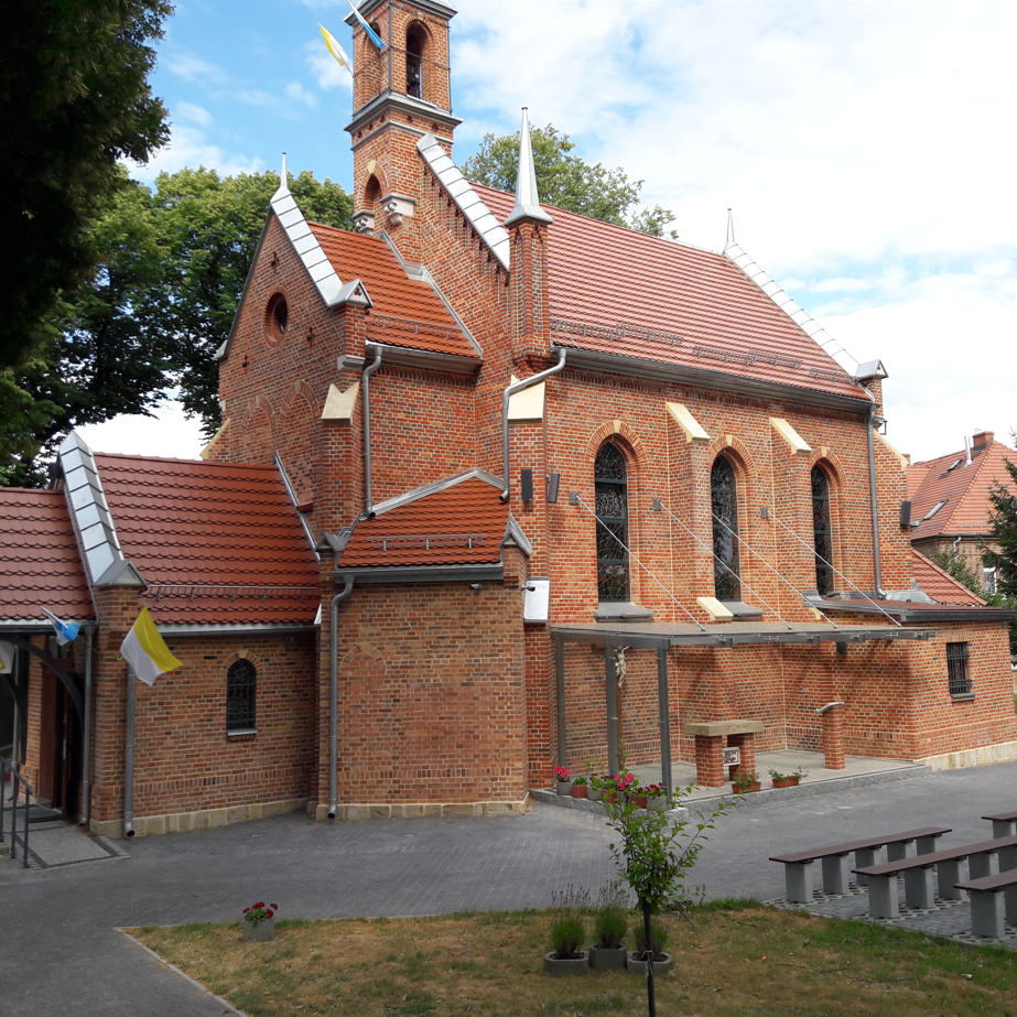 wejście główne i ołtarz polowy