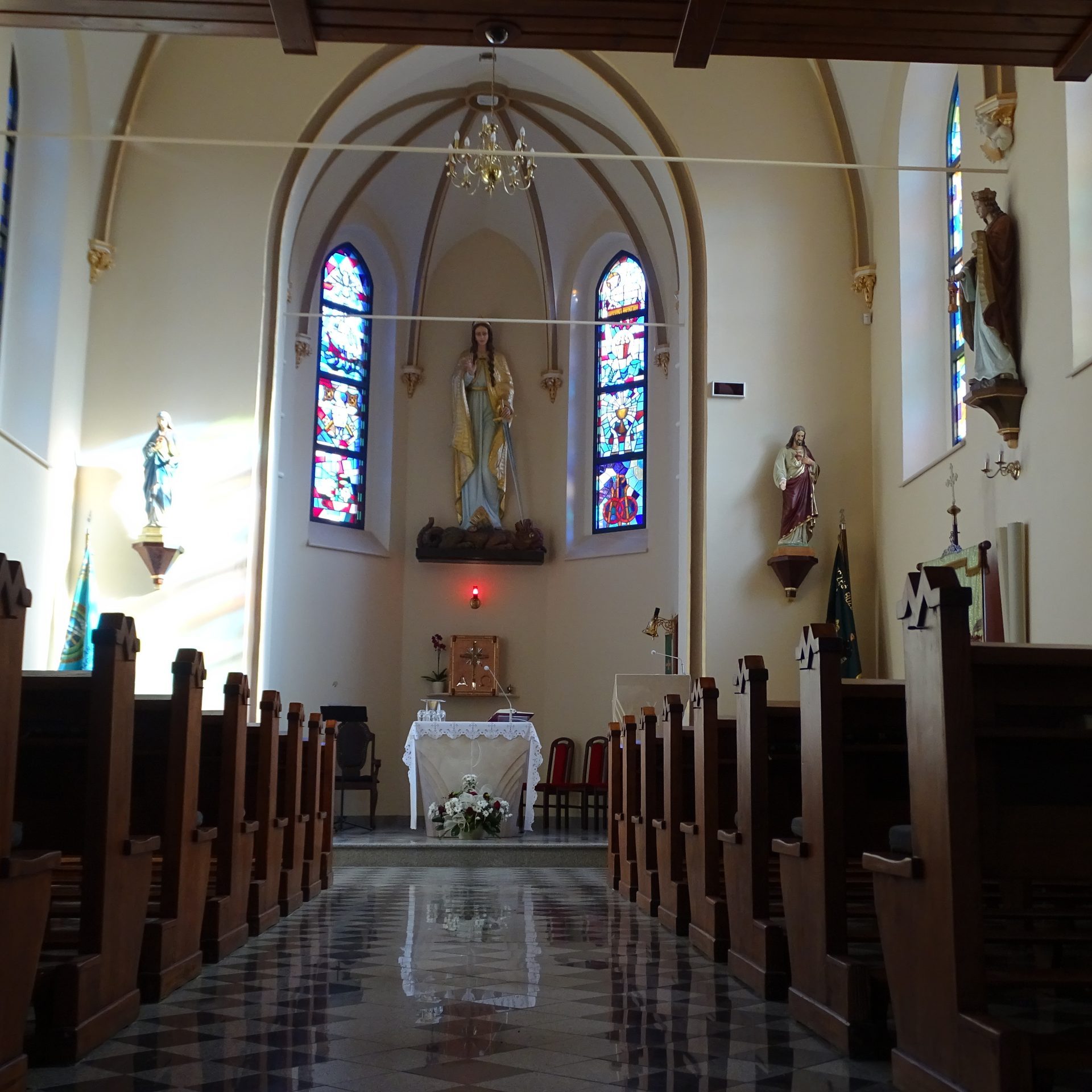 wnętrze kościoła, widok na ołtarz